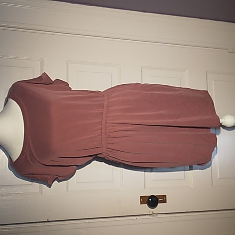 "Nicole Miller" Casual short sleeve  dress with slight pleats. front pockets Red